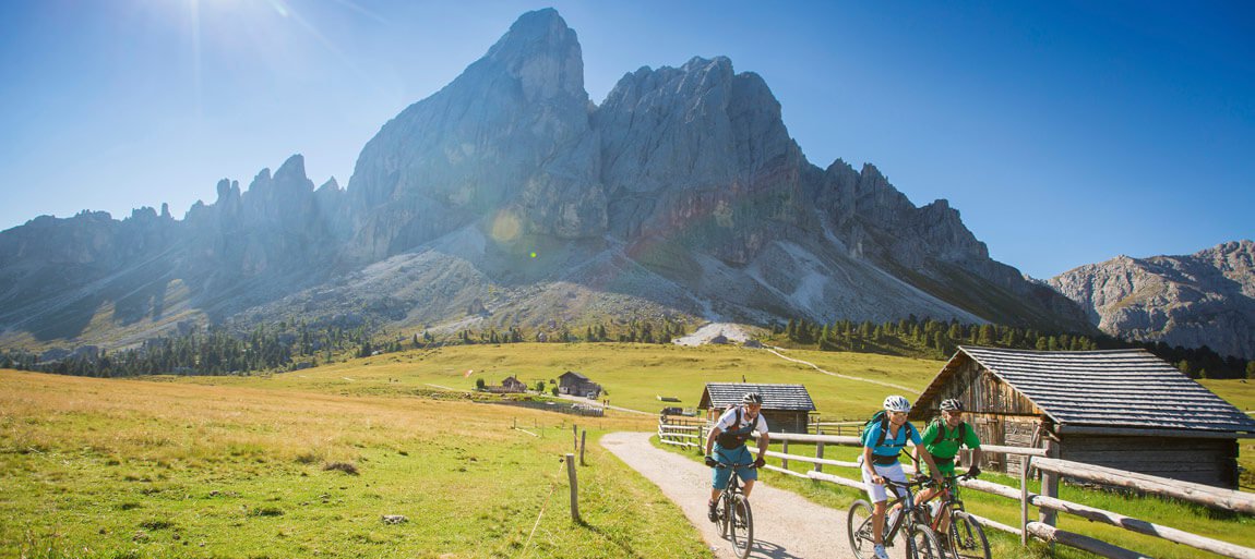 Aktivurlaub im Sommer Reiten, Mountainbike und Klettern in den Dolomiten